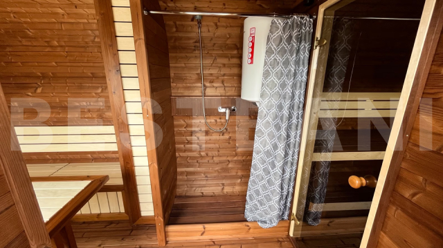 Душевая в бане GINGER HONEY – бойлер 48 л, стеклянная дверца, удобный слив